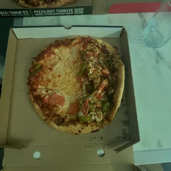 Yemeksepeti Sipariş Edilen Pizzanın Kötü Durumu Ve Müşteri Hizmetlerinin İlgisizliği