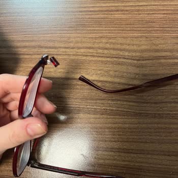 Nsa Optik Kırılmaz Denilen Gözlük Çerçevesi Hafif Bir Darbede Kırıldı