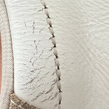 Lacoste Ayakkabı Derisinde Çatlak ve Yırtık