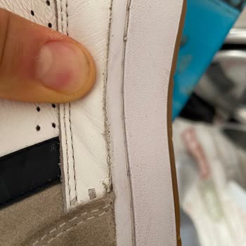 Lacoste Ayakkabı Derisinde Çatlak ve Yırtık