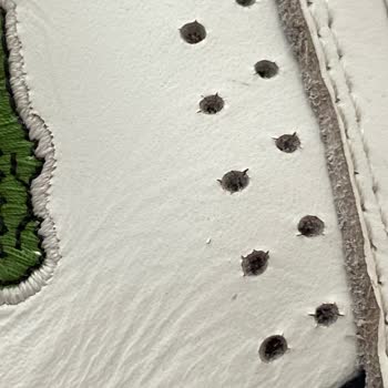 Lacoste Ayakkabı Derisinde Çatlak ve Yırtık