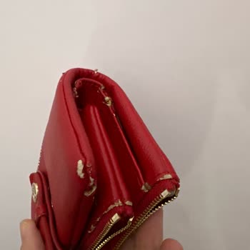 Benetton Kırmızı Renk Cüzdan Soyulmalar.