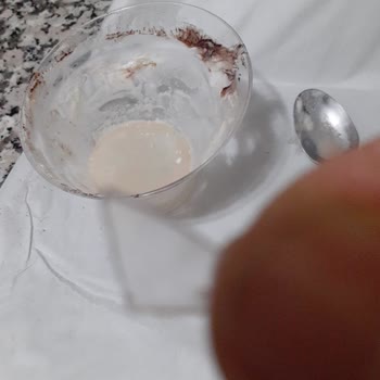 Özsüt Pastasından Kesici Parça Çıktı.
