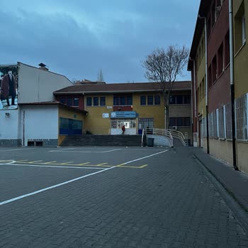 Milli Eğitim Bakanlığı (MEB) Okul Kapısı Kilitli