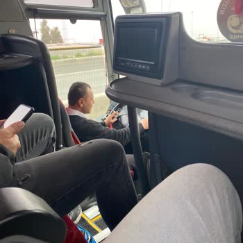 Güney Akdeniz Seyahat Şoför Aracı Kullanırken Sigara İçiyor