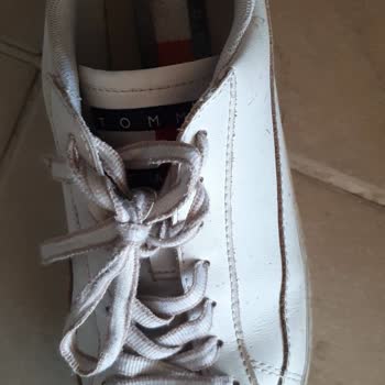 Tommy Hilfiger Ayakkabının Boyasının Soyulması