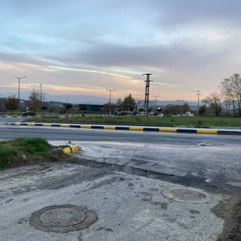 Adapazarı Belediyesi Evimizin Önünde Ki Çukurun Düzeltilmesini İstiyoruz