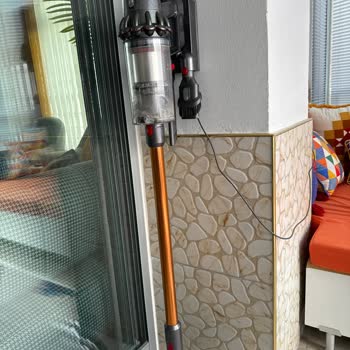 Turkcell Pasaj Dyson V10 Süpürgem Çalışırken Duruyor
