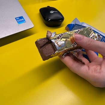 Ülker Tarihi Geçmiş Çikolata Satıyor