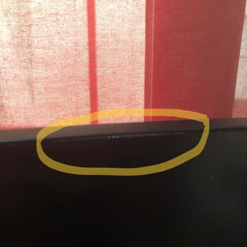 Samsung Monitörün Üst Kısmındaki Açıklık