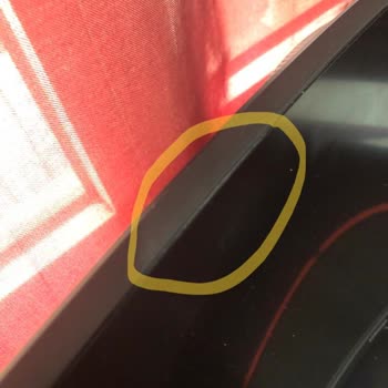 Samsung Monitörün Üst Kısmındaki Açıklık