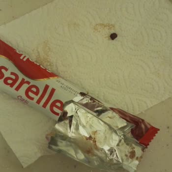 Sarelle Çikolatalı Gofretin İçinden Taş Çıktı
