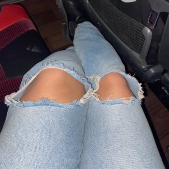 Mavi Yırtık Pantolon İpleri Hemen Koptu