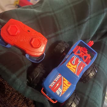 Hot Wheels Uzaktan Kumandalı Araba Çok Kalitesiz