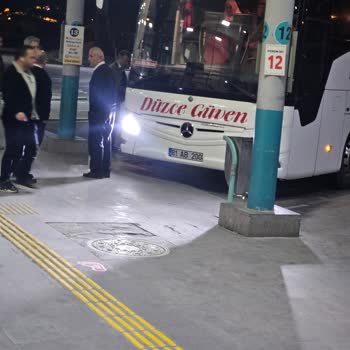 Düzce Güven Turizm 3 Yolcu Olduğumuz İçin Başka Şehirde İndirildik