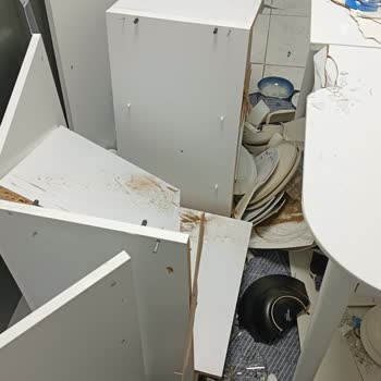 Minar Mobilya Mutfak Dolabının Düşmesi