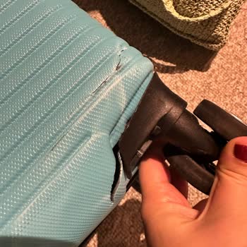 Pierre Cardin Giyim Pierre Cardin Marka Valizin İlk Kullanımda Kırılması