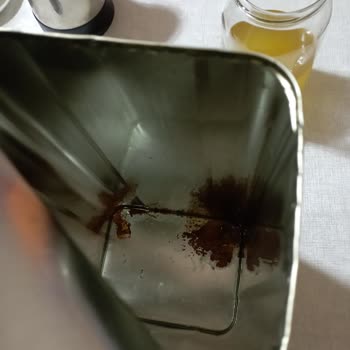 Kristal Yağları K****** R****** Zeytinyağı Tenekesi İçinde Pas