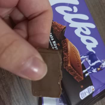 Milka Çikolatasından Değişik Cisim Çıktı