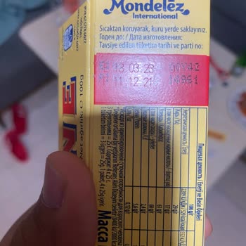 Toblerone Çikolatanın Tarihi Geçince Pakete Yeni Tarih Basıp Satıyor