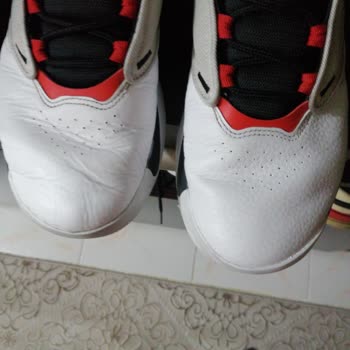 Sportive Ayakkabı Çiftindeki Üretim Farklılığı Ve Müşteri Şikayeti