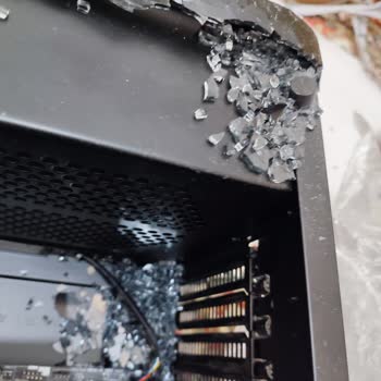 Sürat Kargo Kasanın Camını Kırdı