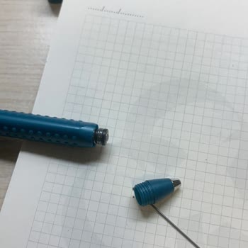 Faber-Castell 2011 Grip 0.7 Kalemde Gövdede Çatlak