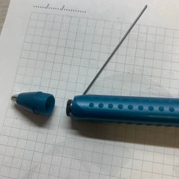 Faber-Castell 2011 Grip 0.7 Kalemde Gövdede Çatlak