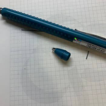Faber-Castell 2011 Grip 0.7 Kalemde Gövdede Çatlak