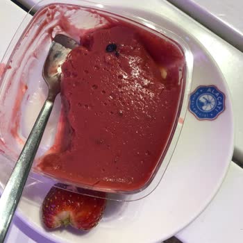 Alaçatı Muhallebicisi'nde Muhallebide Böcek Çıktı