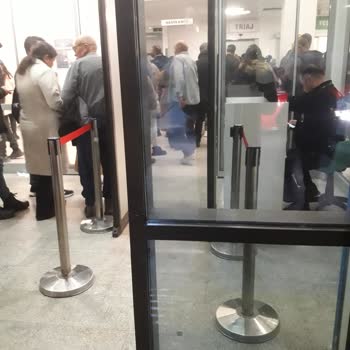 İzmir Demokrasi Üniversitesi Buca Seyfi Demirsoy Eğitim ve Araştırma Hastanesi Acil Servisinde Saatlerce Sıra Bekleniyor.