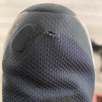 In Street Nike Ayakkabı Yırtılması Ve Değişim Yapılmaması