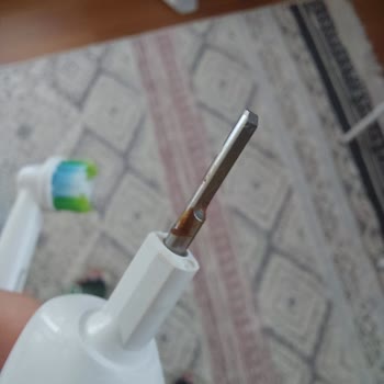 Oral-B Diş Fırçası 3 Haftada Paslandı Ve Çalışmamaya Başladı