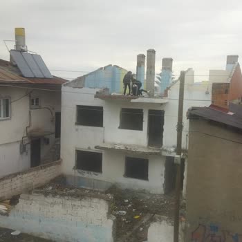 Sivas Belediyesi Harabe Olarak Bırakılan Evlerin Tehlikeli Durumu