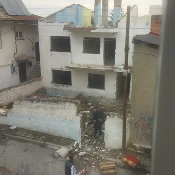 Sivas Belediyesi Harabe Olarak Bırakılan Evlerin Tehlikeli Durumu