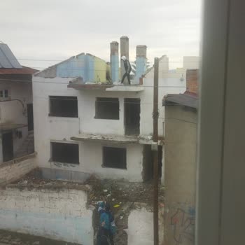 Sivas Belediyesi Harabe Olarak Bırakılan Evlerin Tehlikeli Durumu