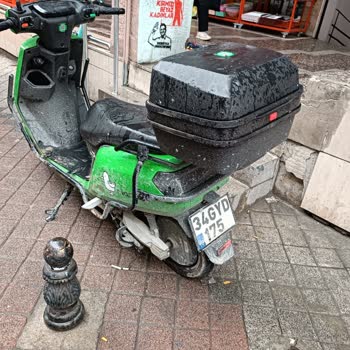 Kadıköy Belediyesi Nerede? Scooterların İşgaline Uğradık