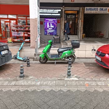 Kadıköy Belediyesi Nerede? Scooterların İşgaline Uğradık