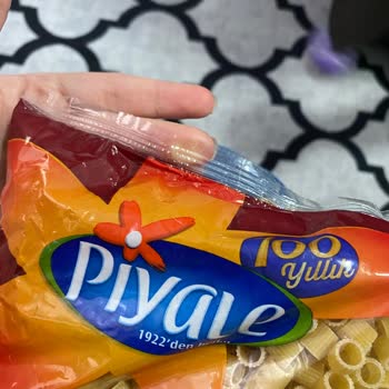 Piyale Makarnanın İçinden Kumaş Parçası Çıktı