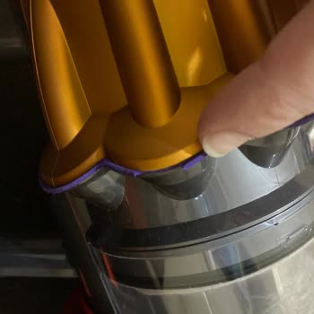 Dyson V12 Conta Çıktı, Geri Asla Takılmıyor