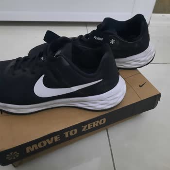 Özdilek Ev Tekstili Nike Revolution6 Spor Ayakkabıdan Yürürken Lastik Gıcırtı Sesi Geliyor
