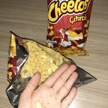 Cheetos Çıtırcık İçinde Sert Şeyler Çıkıyor Yerken