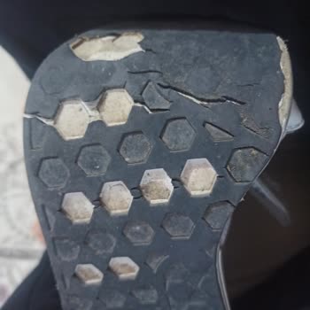 FLO Mağazası Parçalanmış Ayakkabıyı Değiştirmedi