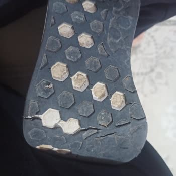 FLO Mağazası Parçalanmış Ayakkabıyı Değiştirmedi