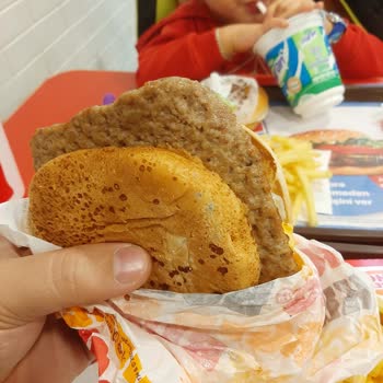 Burger King'de Küflü Hamburger Hayal Kırıklığı