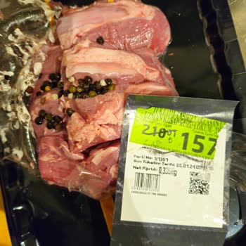 Migros'ta Tarihi Geçmiş Ete İleri Tarihli Etiket Yapıştırılıyor