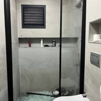 İskit Yapı Kendiliğinden Kırılan Duşakabin İçin Ücret İstiyor!