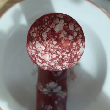 Dolapta Yağ Akıtan Coşkun Sucuk