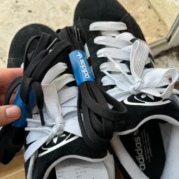 Sneaks Up Kutudan Çıkan Yanlış Ve Eksik Bağcık