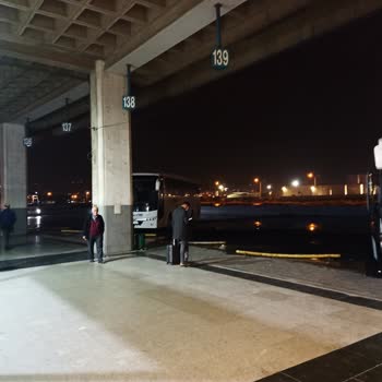 İzmir Büyükşehir Belediyesi İzmir Otogarını Ve Çevresini Gören Yok Mu?